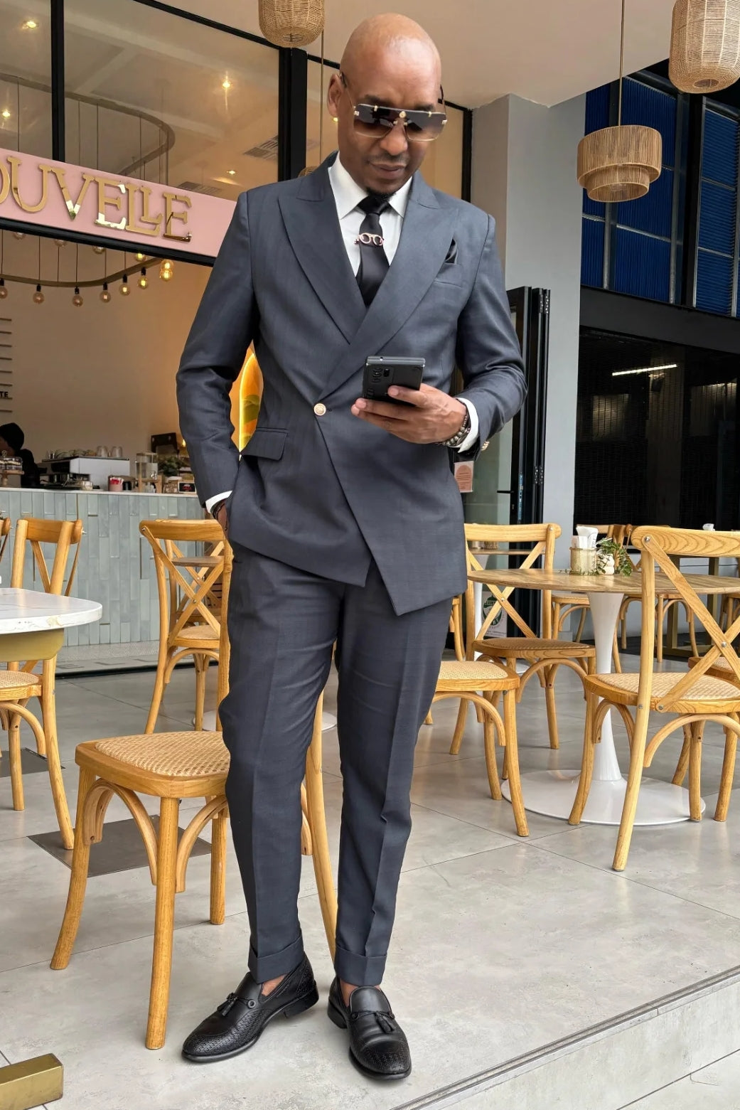Cool Black Close Fitting Peaked Lapel Men Suits with One Button