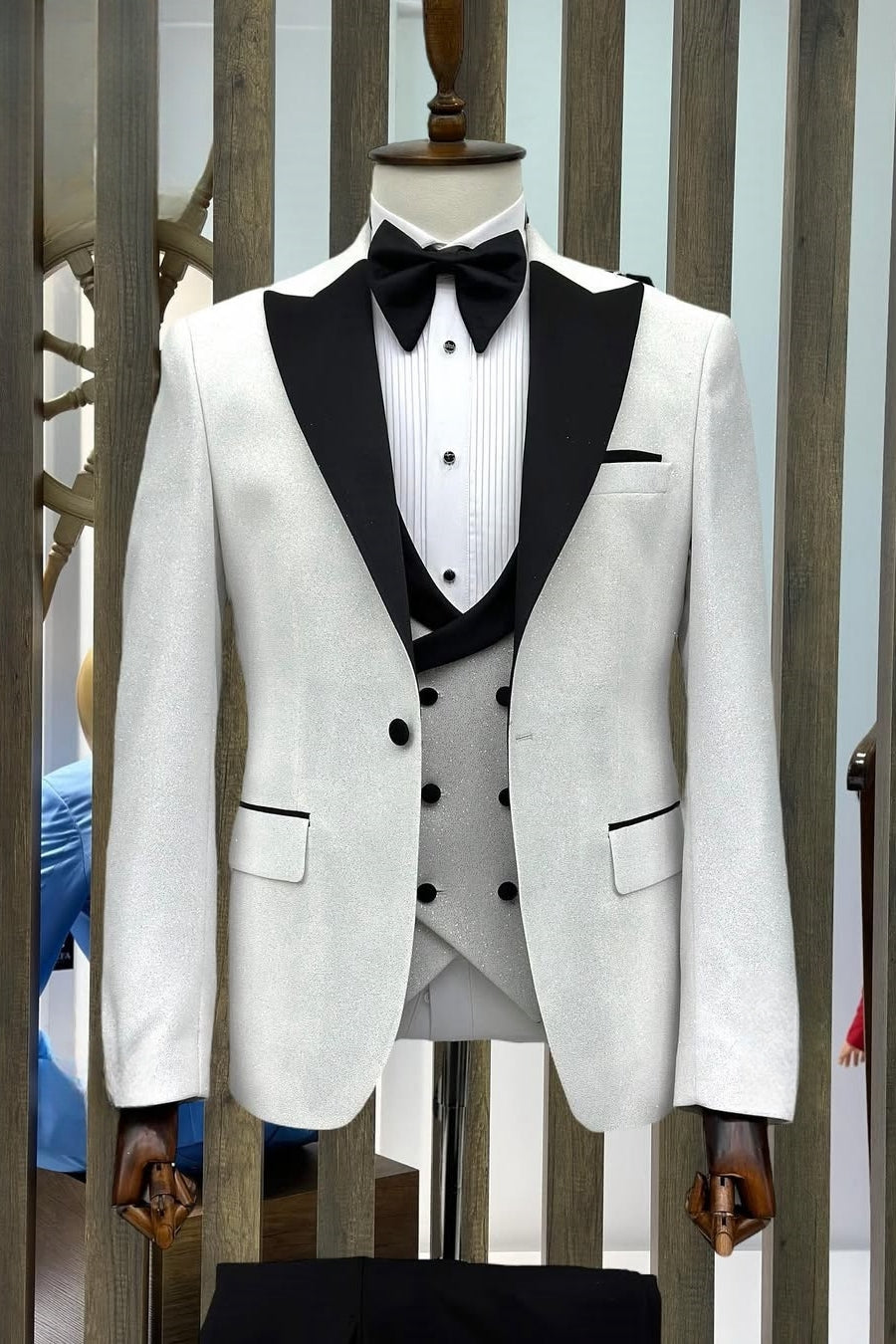 Chic White Three Pieces Prom Suits with Silk Lapel