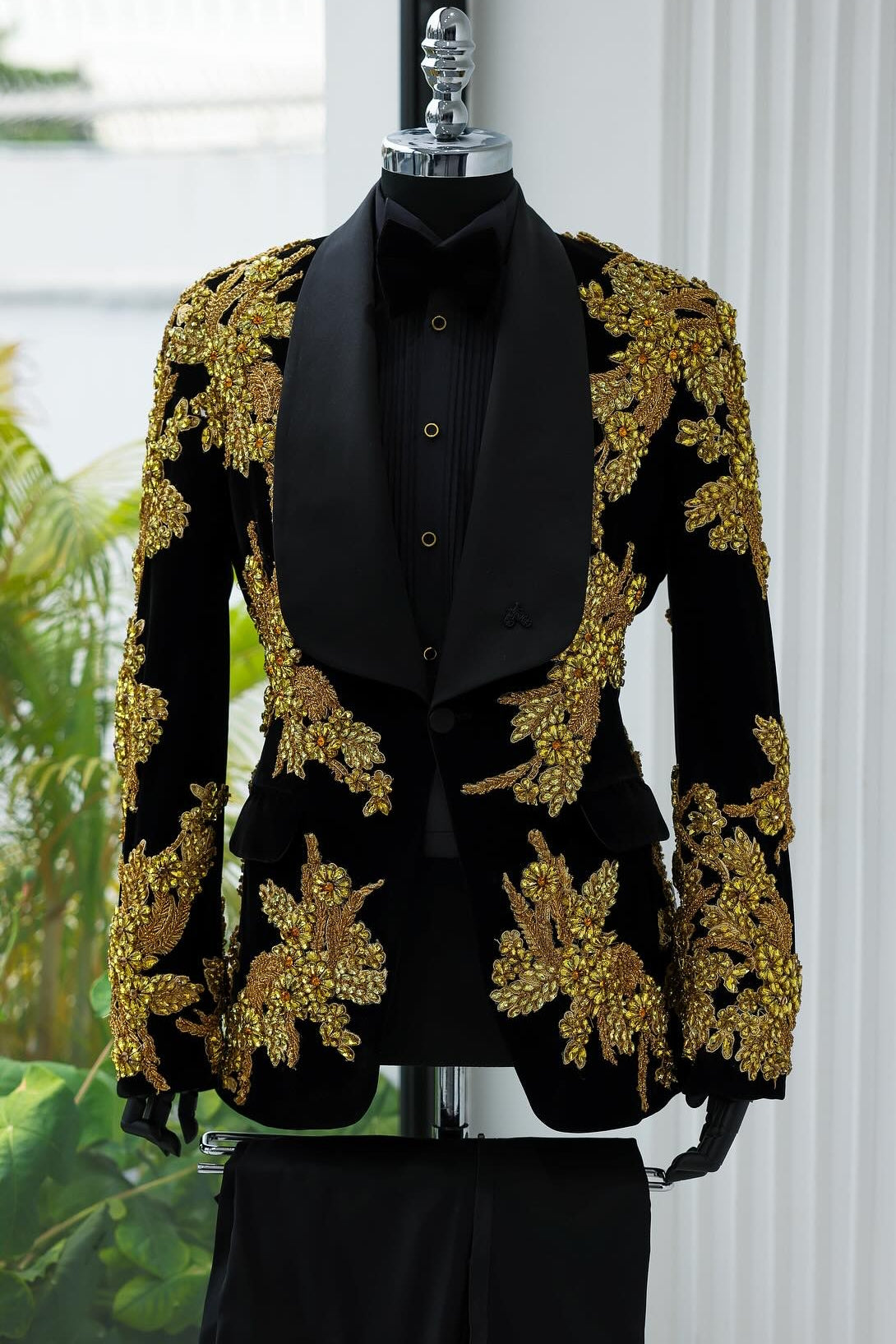 Gorgeous Full Gold Crystal Appliqués Black 2 Piece Prom Wedding Suits
