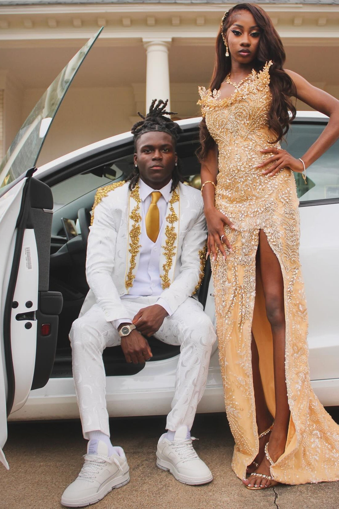 Exquisite White Jacquard Gold Appliques Prom Suit