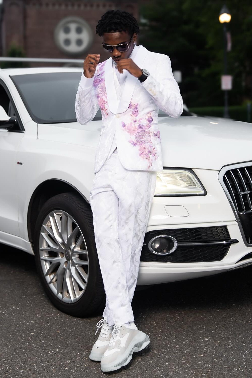 Fashionable Pink Flower Appliques 3 Piece White Jacquard Prom Suit