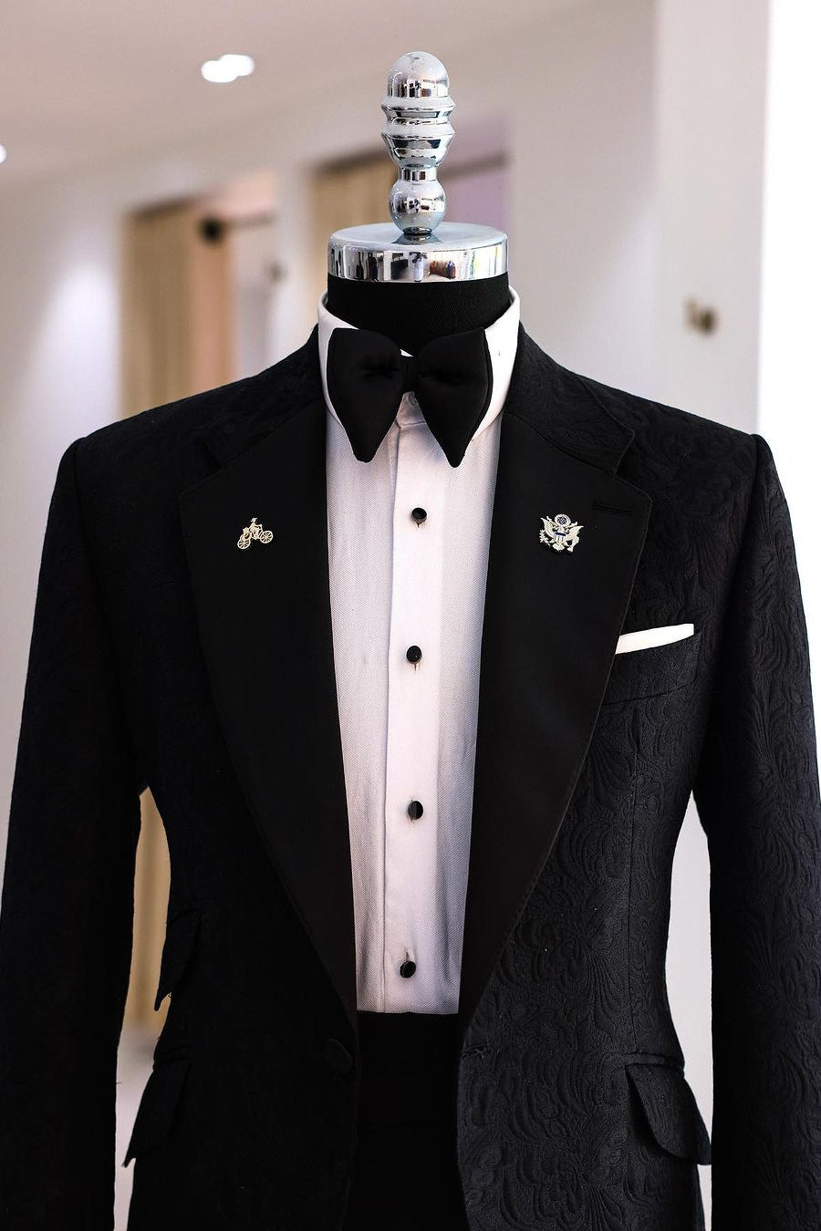 Fashionable Black Jacquard Wedding Groom Suit with 3 Flap Pockets