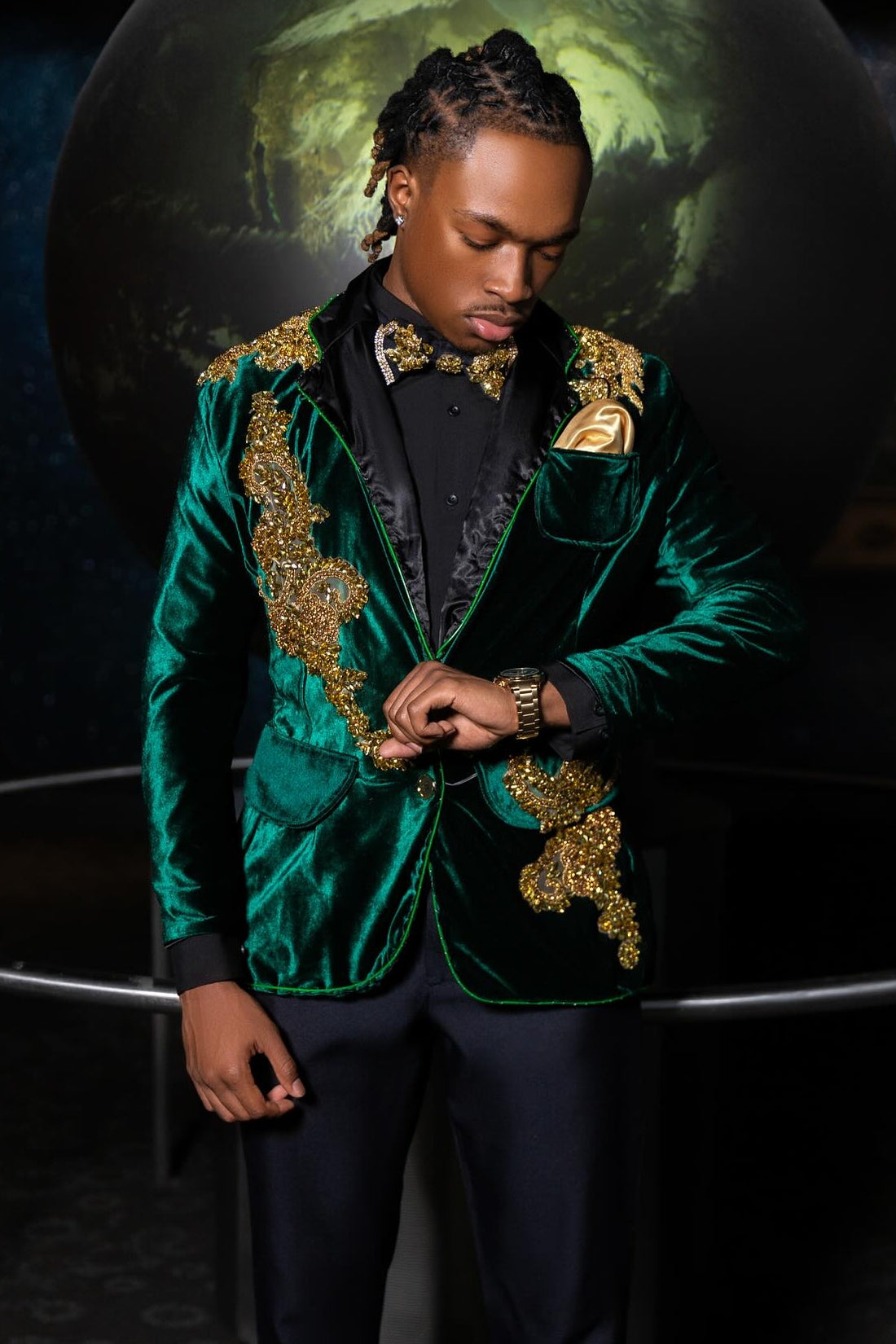 Modern Dark Green Velvet Gold Beadings Men's Prom Suit with Black Lapel