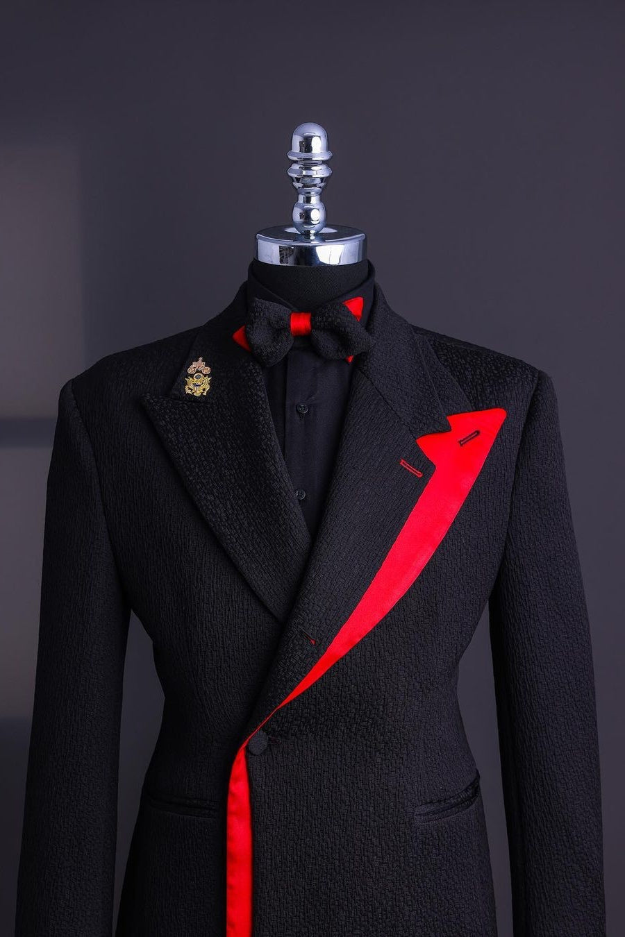 Elaborate Red Spliced Peaked Lapel Black Jacquard Prom Suit