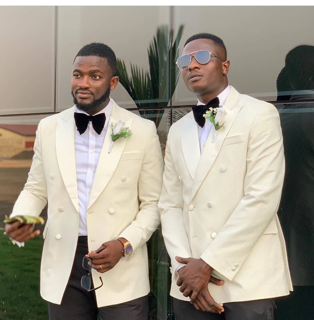 Classic White Double Breasted Peak Lapel Groomsmen Suits