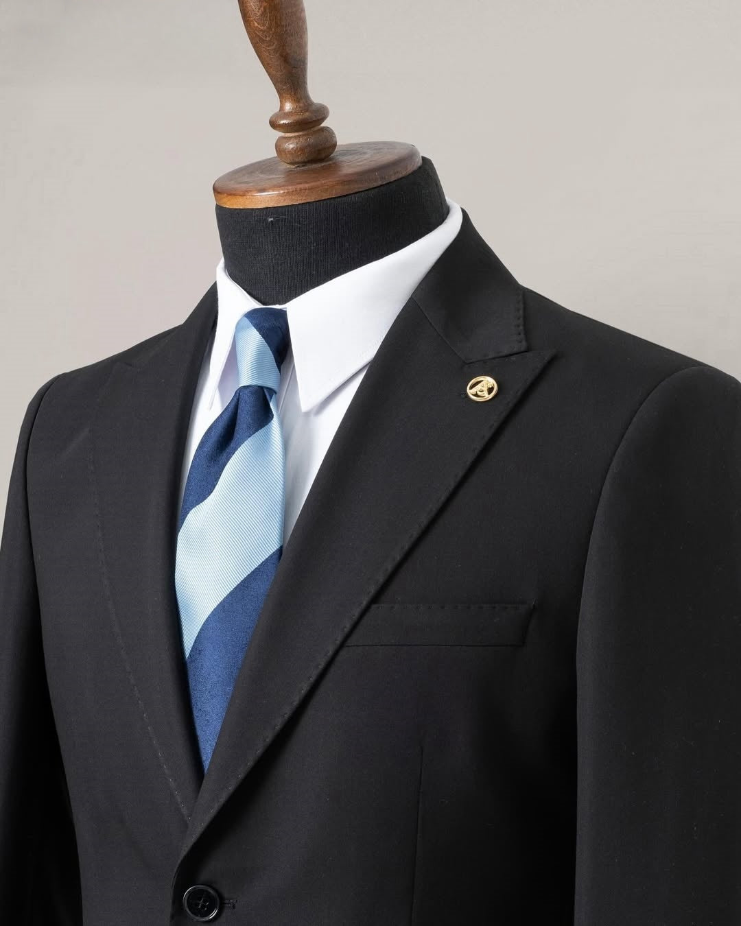 Black Two Buttons Peak Lapel Men's Business Suit Cheap