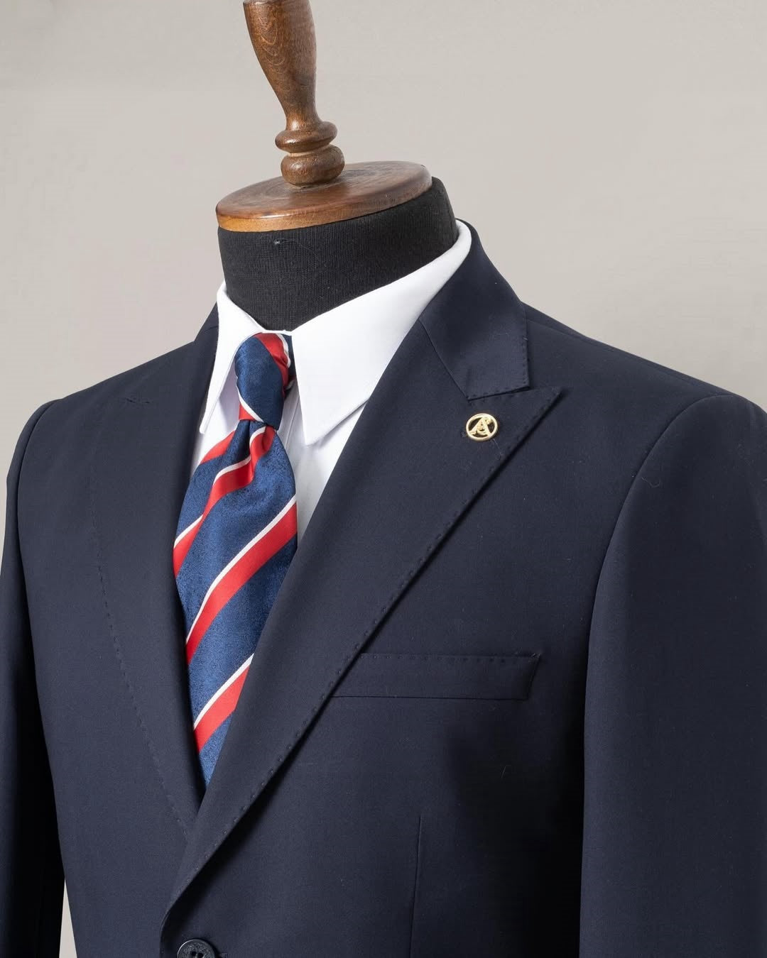 Navy Blue Two Buttons Peak Lapel Men's Business Suit Online