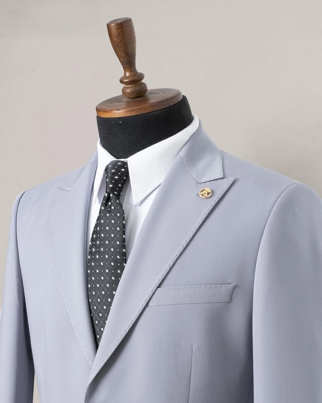 Pale Dust Blue Two Buttons Peak Lapel Men's Business Suit