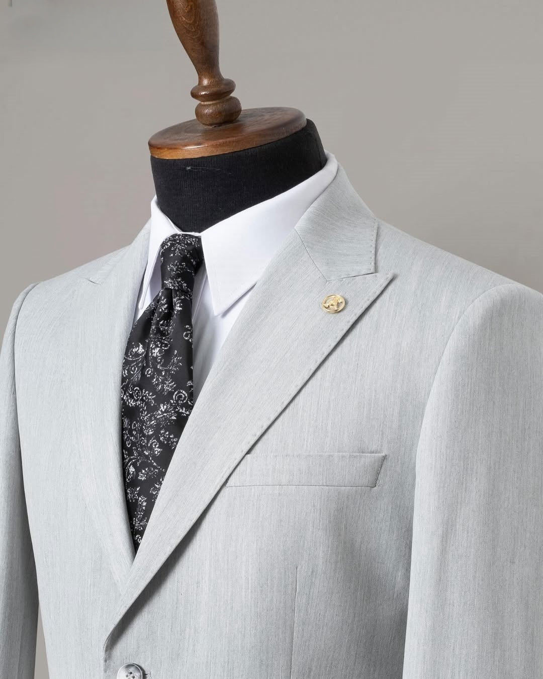 Elegant Light Gray Men's Formal Business Suit with Peak Lapel