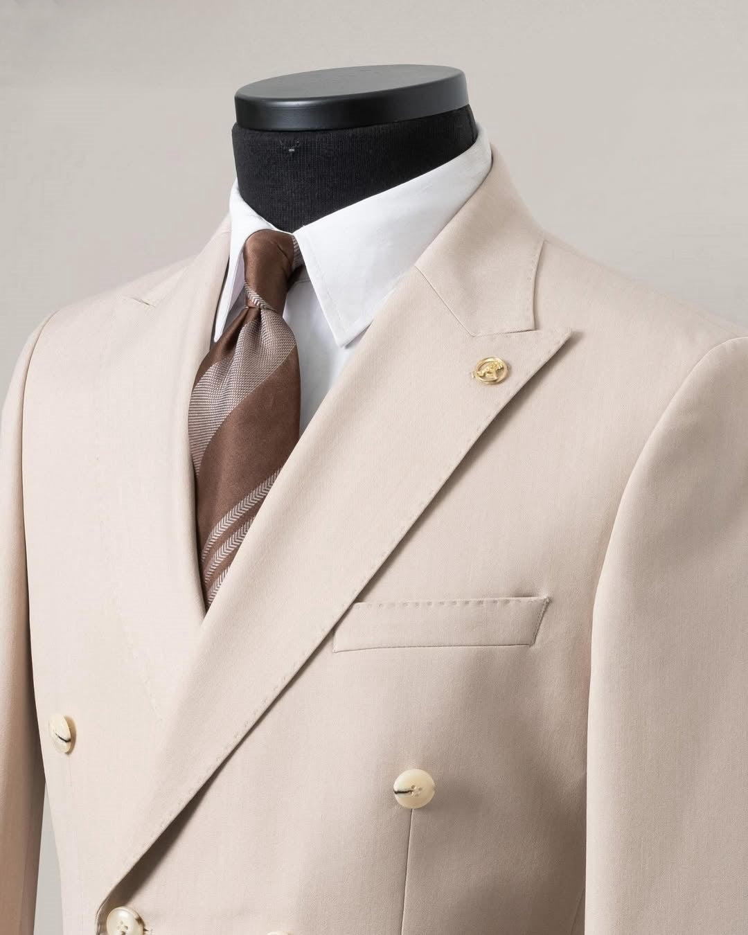 Light Khaki Double Breasted Peak Lapel Business Suit
