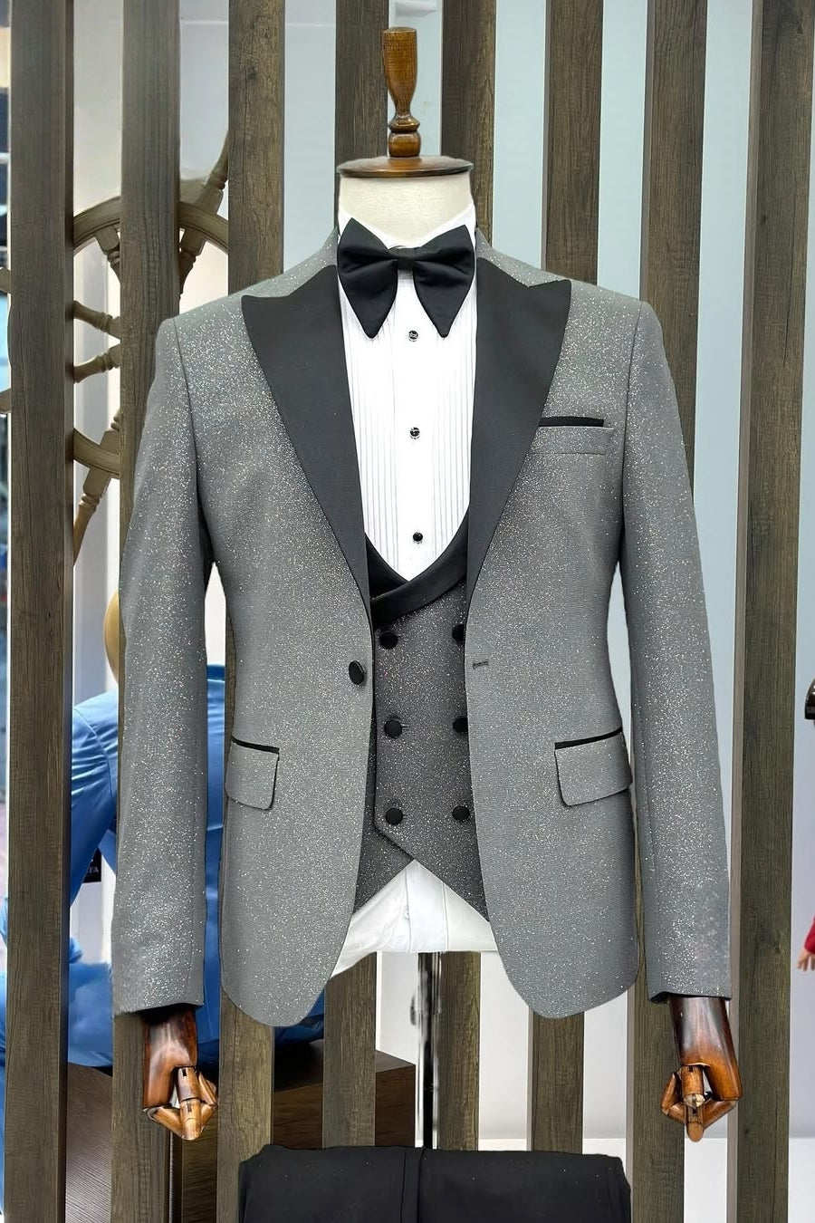 Bling Gray Three Pieces Prom Suits with Black Lapel